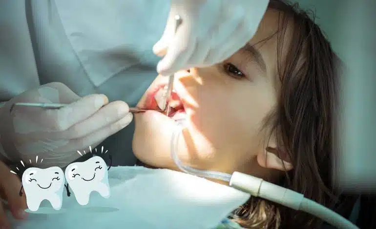 criança tratando a cárie de mamadeira no dentista