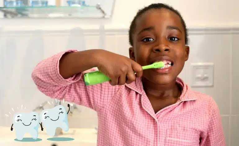 Criança Escovando os Dentes