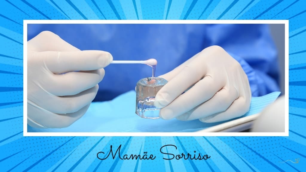 aplicação de flúor em crianças é segura: Dentista segurando um pote Dappen de vidro transparente e um cotonete com flúor gel. em um fundo azul claro